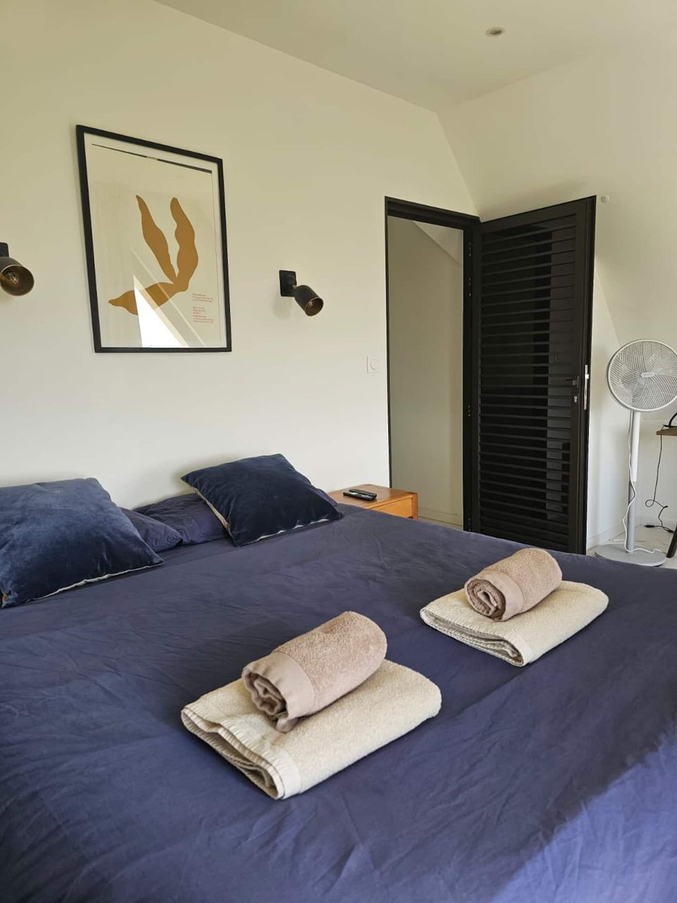 Chambre avec bureau