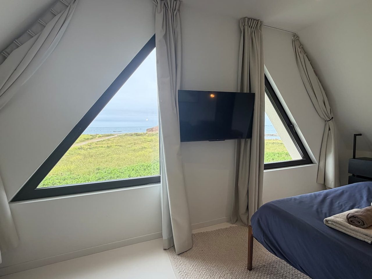 Chambre, fenêtre sur la mer